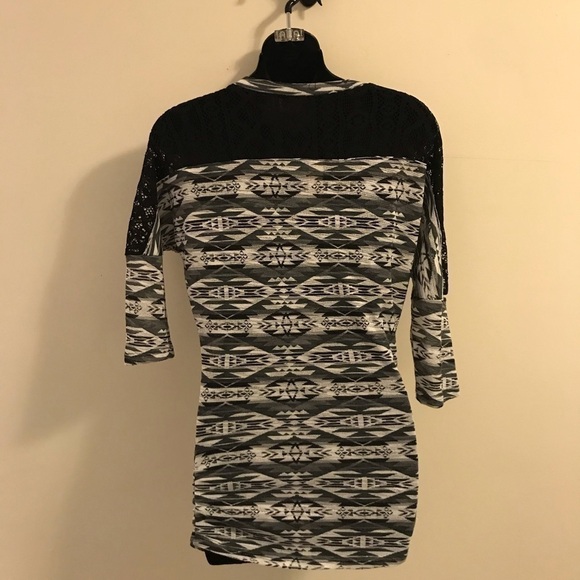 🌸3/$20 No Boundaries top - Picture 4 of 7